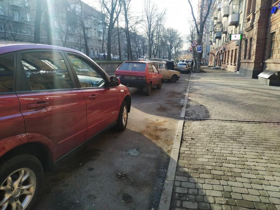 В Днепре антипарковочные столбики поставили прямо посреди дороги. Новости Днепра
