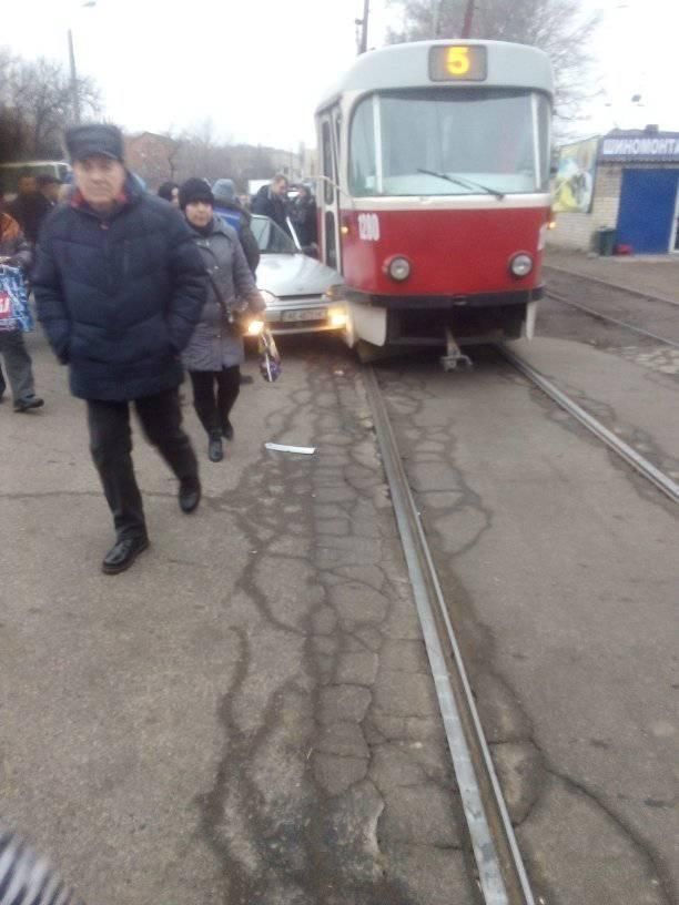 ДТП в Днепре: авто врезалось в трамвай. Новости Днепра