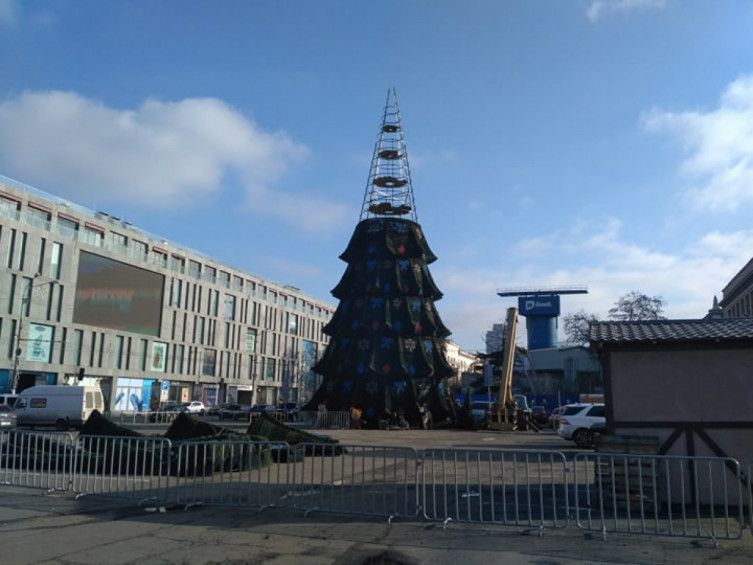 В центре Днепра демонтируют главную елку города. Новости Днепра