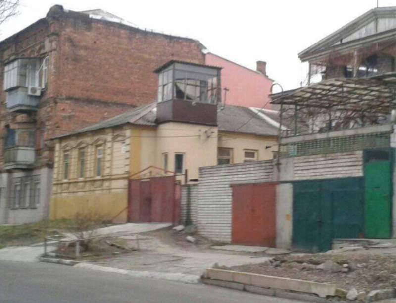 К одноэтажке пристроили балкон-башню. Новости Днепра