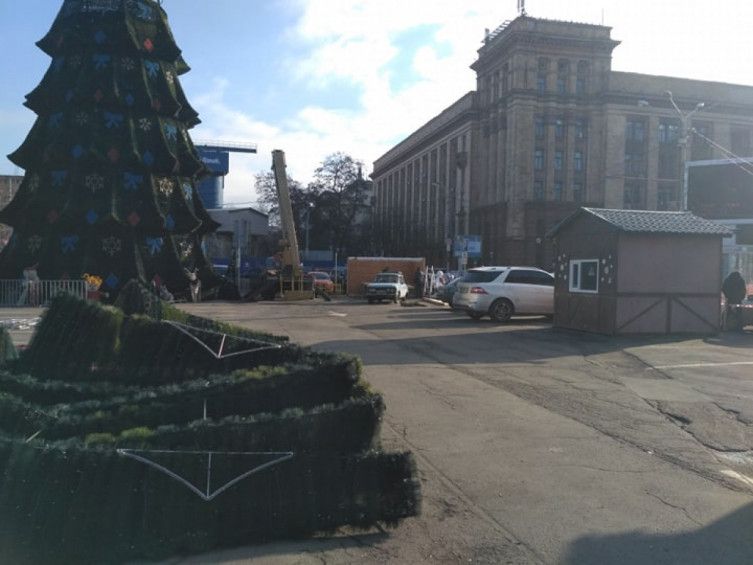 В центре Днепра демонтируют главную елку города. Новости Днепра
