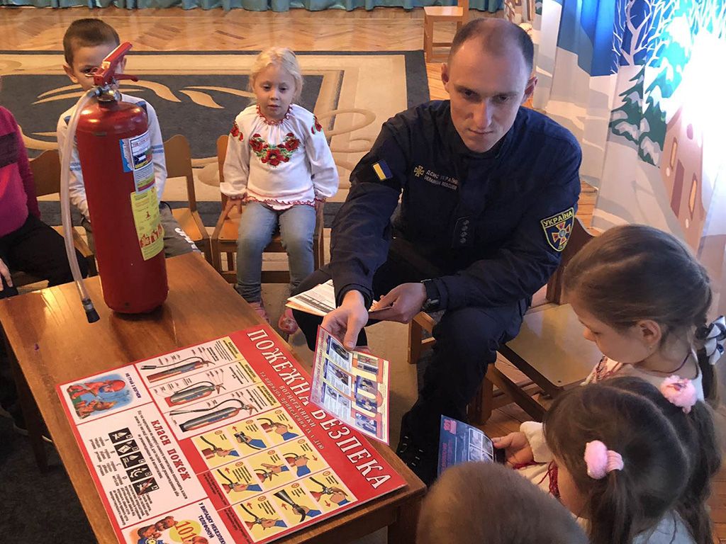 В Днепре спасатели продолжают проводить для детей уроки безопасности. Новости Днепра