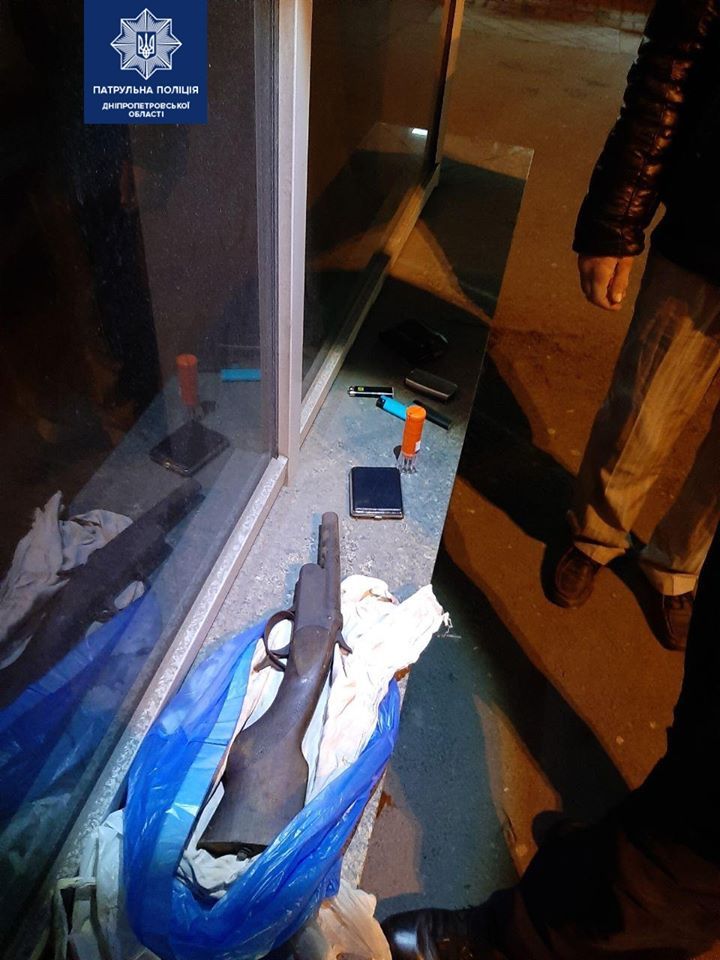 Мужчина с оружием в пакете разгуливал по городу. Новости Днепра