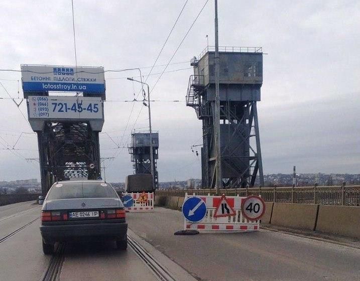 Из-за ремонта сузили Амурский мост. Новости Днепра