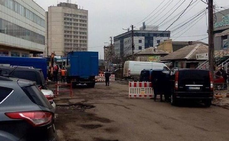 Из-за провала дороги в Днепре перекрыли движение. Новости Днепра