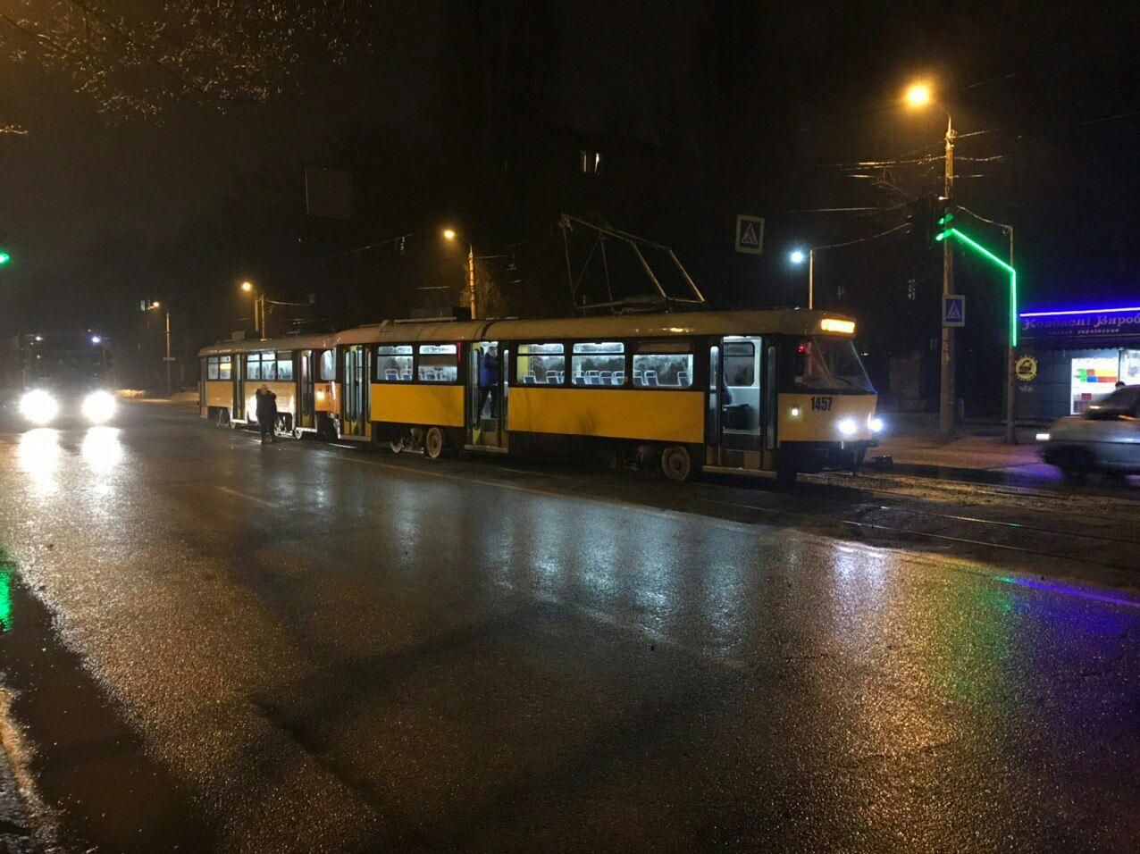 В Днепре трамвай сошел с рельс: движение электротранспорта парализовано. Новости Днепра