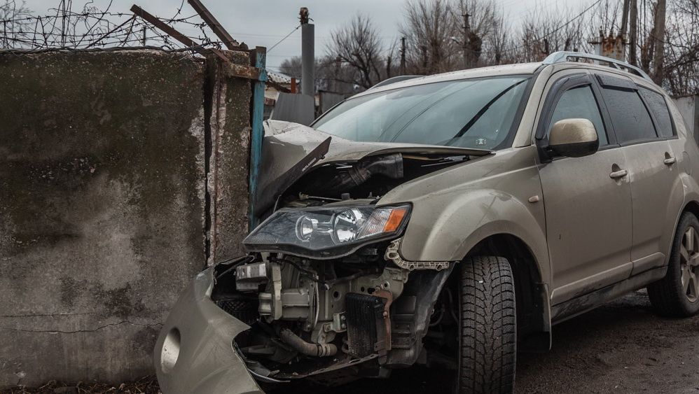ДТП под Днепром: автомобиль врезался в бетонный забор. Новости Днепра