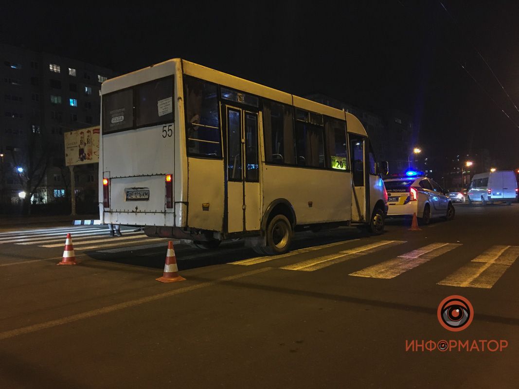 В Днепре маршрутка сбила женщину: появилось видео