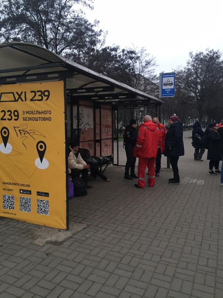 Женщина умерла на остановке общественного транспорта. Новости Днепра