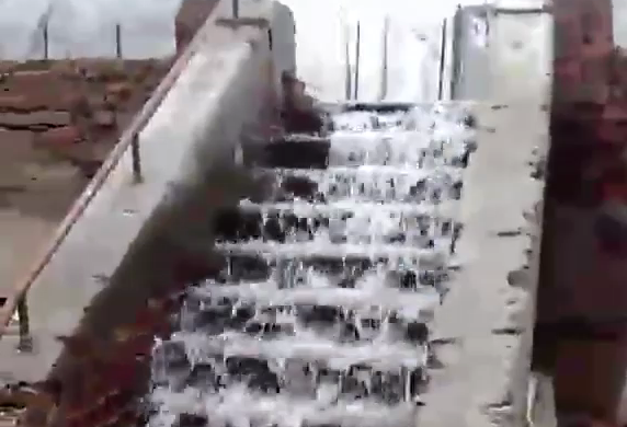 «Водопад» в Днепре: спальный район заливает водой. Новости Днепра