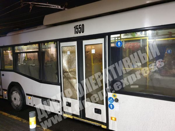 В Днепре хулиганы повредили новый троллейбус. Новости Днепра