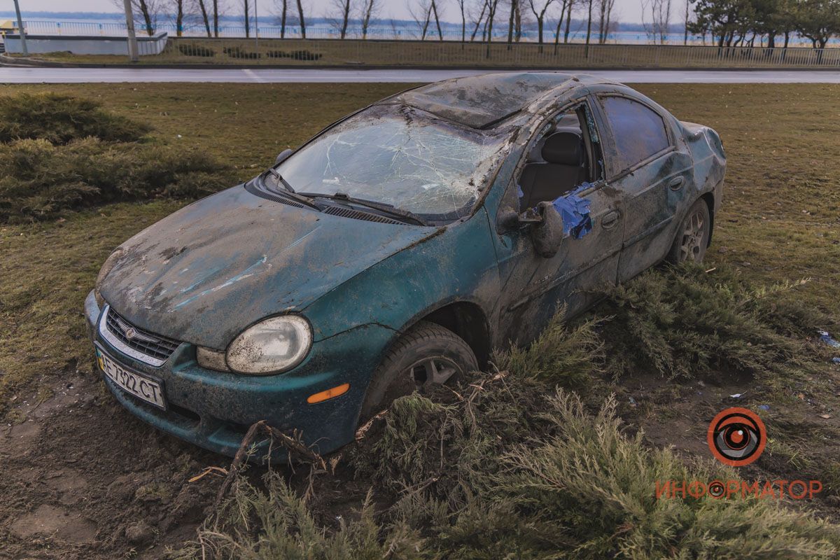 В Днепре на полном ходу перевернулось авто с женщиной и 7-летней девочкой. Новости Днепра