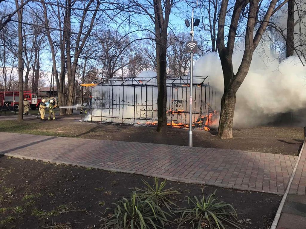 Пожар в парке: загорелся детский аттракцион. Новости Днепра