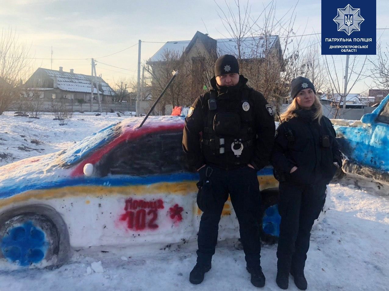 Полицейская машина из снега в Днепре: реакция патрульных и новый «креатив» авторов. Новости Днепра