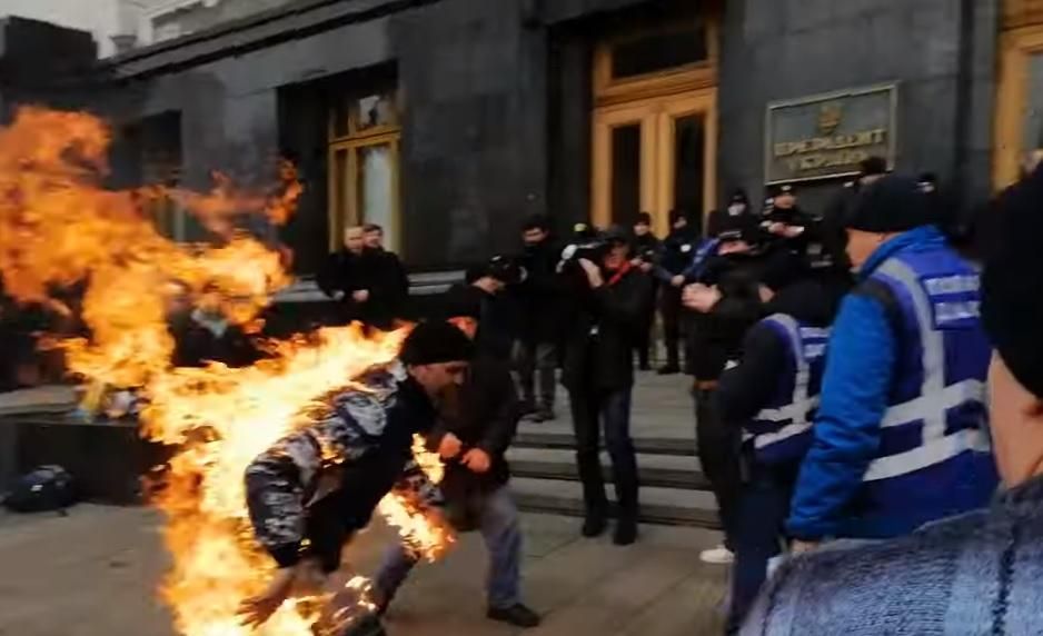 Под Офисом президента мужчина совершил самоподжог: появилось видео. Новости Украины