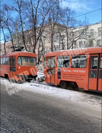 В центре Днепра трамвай сошел с рельсов: движение парализовано. Новости Днепра