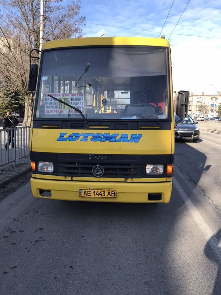 В Днепре пассажиры с ребенком устроили дебош в маршрутке и сбежали. Новости Днепра
