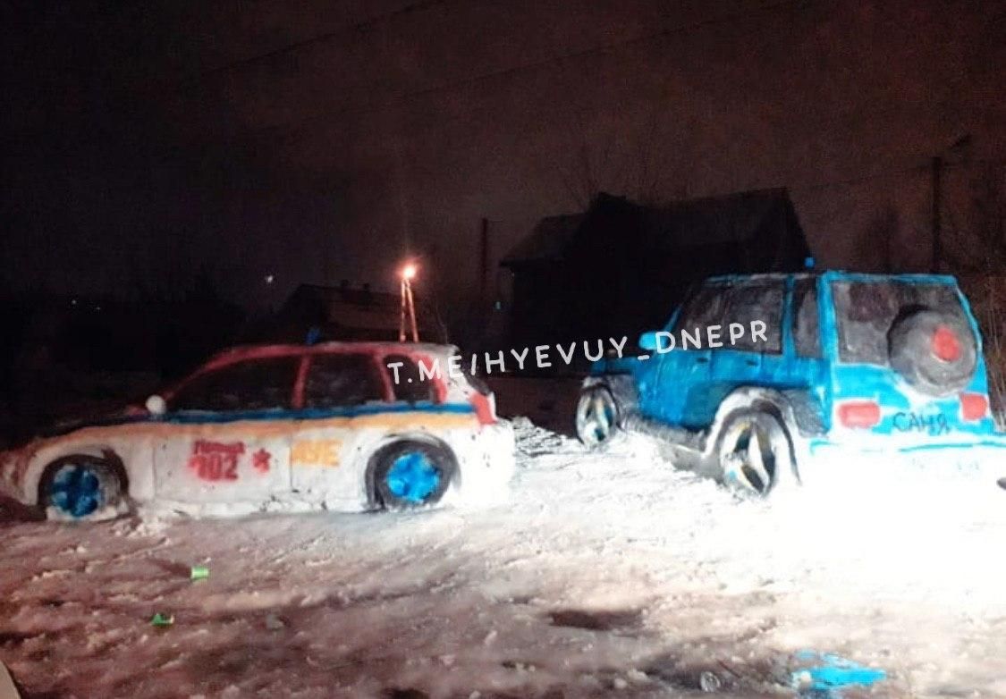 Полицейская машина из снега в Днепре: реакция патрульных и новый «креатив» авторов. Новости Днепра