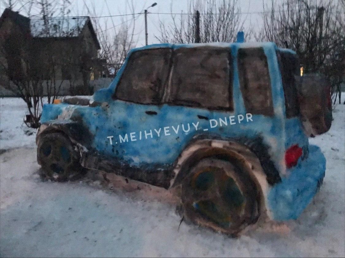 Полицейская машина из снега в Днепре: реакция патрульных и новый «креатив» авторов. Новости Днепра