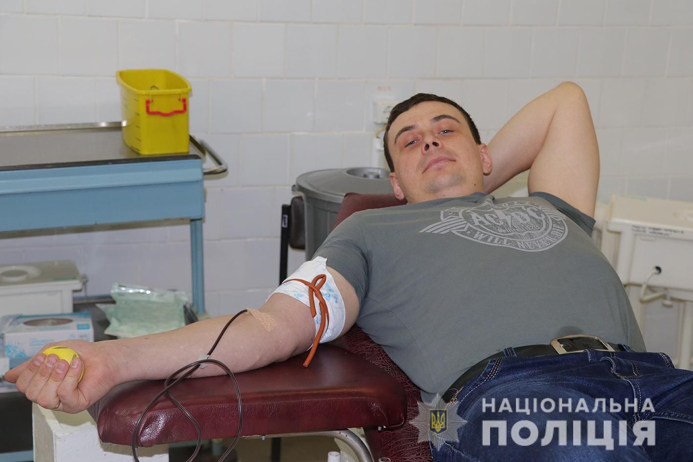 В Днепре полицейские сдавали кровь для водителя, который пытался остановить убийцу патрульных. Новости Днепра.