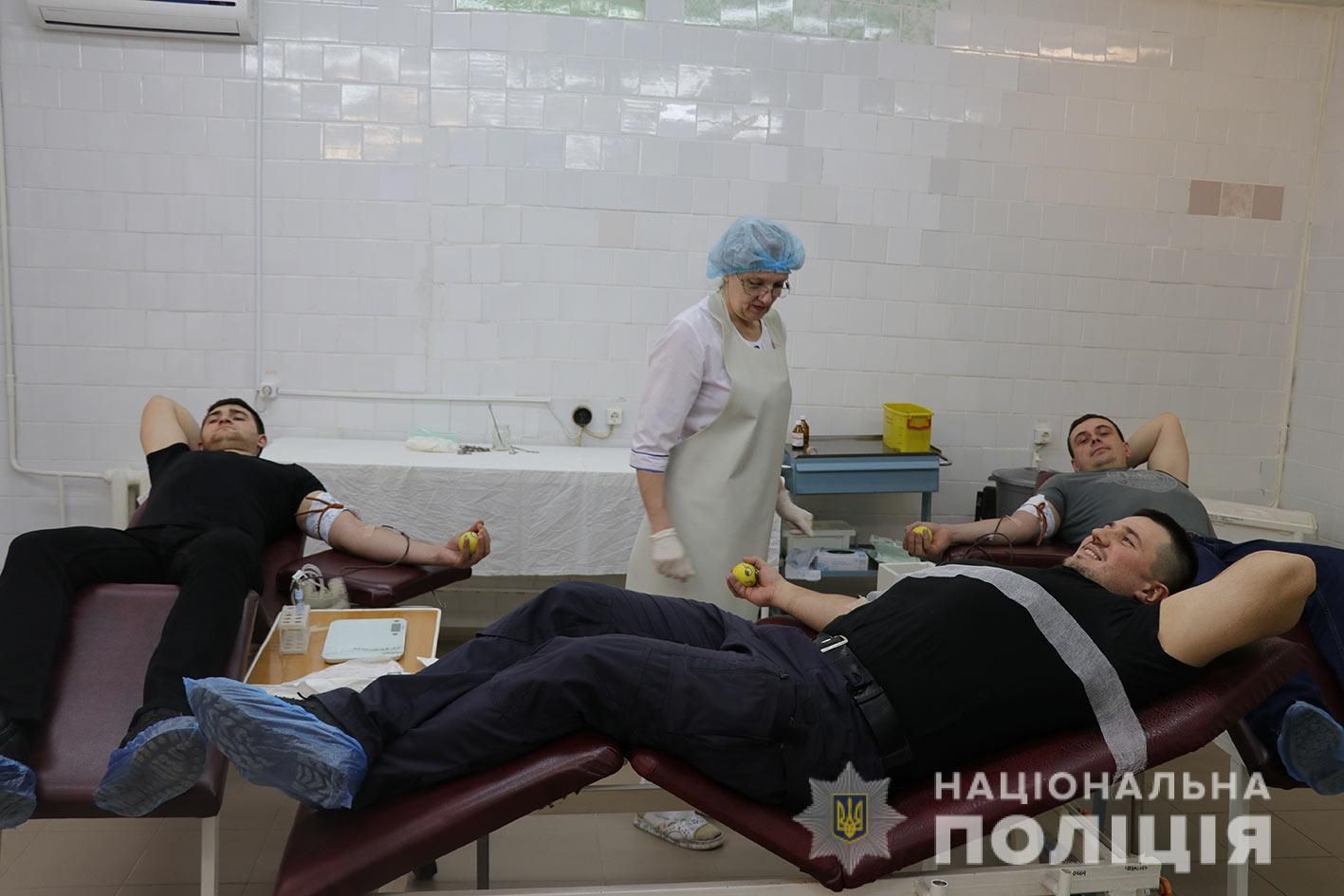 В Днепре полицейские сдавали кровь для водителя, который пытался остановить убийцу патрульных. Новости Днепра.