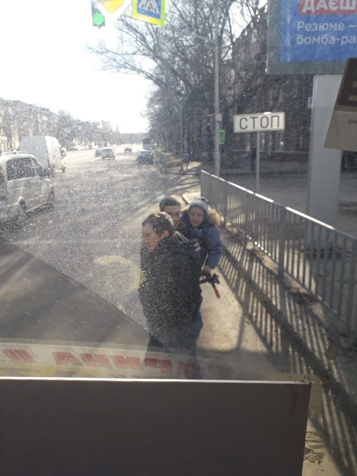 В Днепре пассажиры с ребенком устроили дебош в маршрутке и сбежали. Новости Днепра