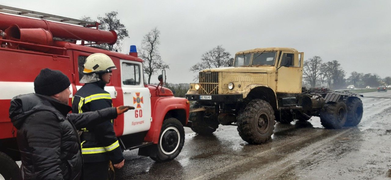 Под Днепром фура слетела с трассы и застряла. Новости Днепра