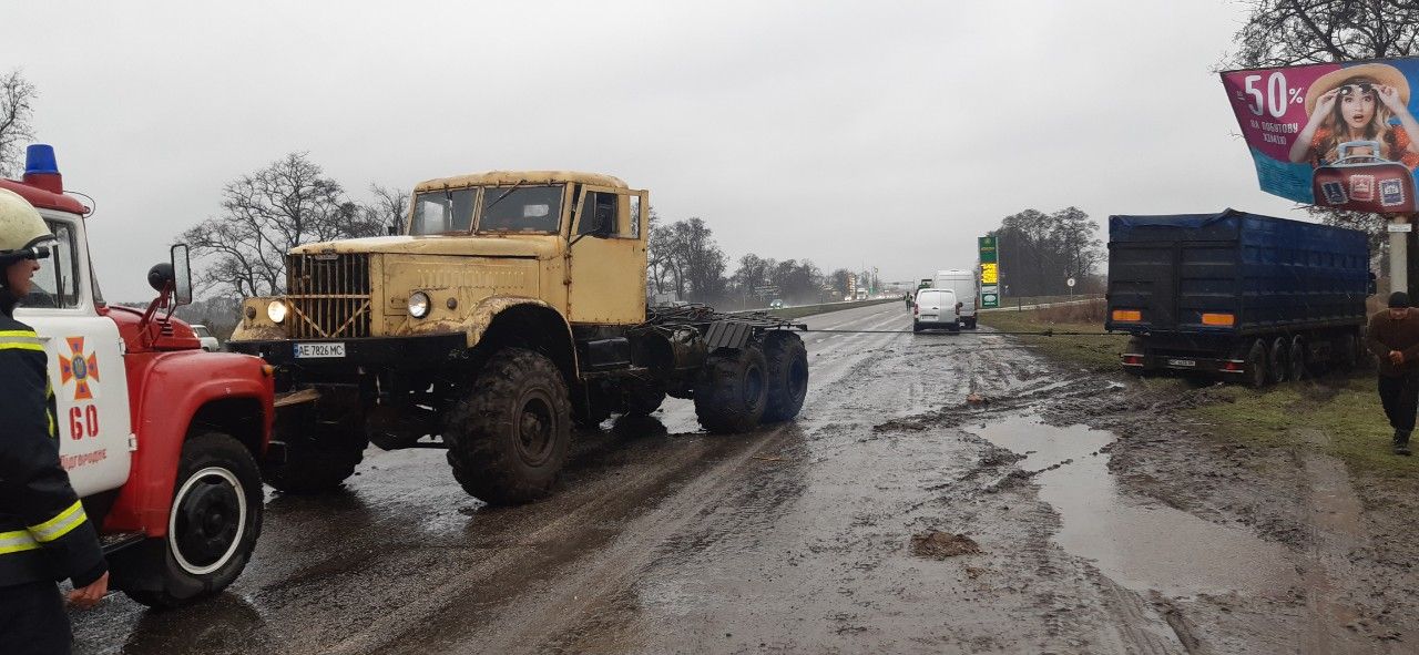 Под Днепром фура слетела с трассы и застряла. Новости Днепра