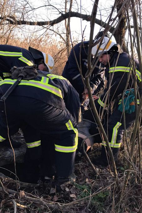 Спасатели вызволяли мужчину, который упал в колодец. Новости Днепра