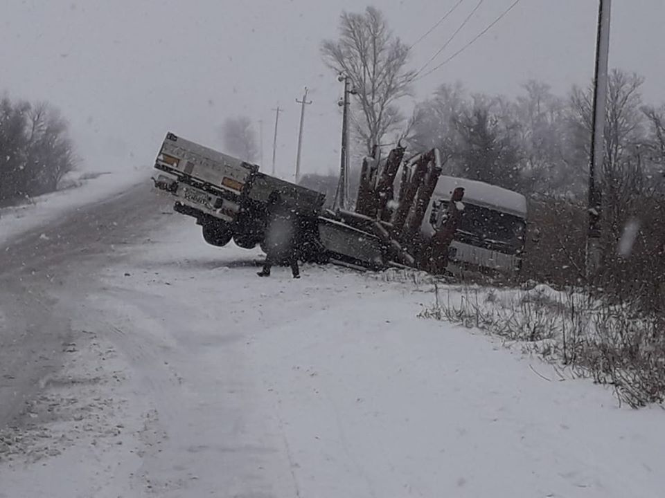 Под Днепром на трассе перевернулся грузовик. Новости Днепра