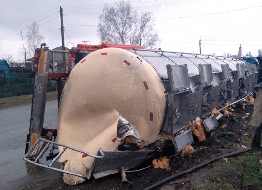 Посреди трассы перевернулась цистерна с неизвестной жидкостью. Новости Днепра