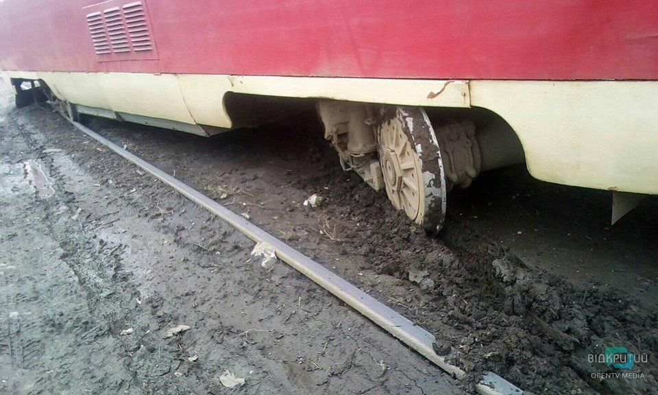 В Днепр трамвай сошел с рельсов. Новости Днепра