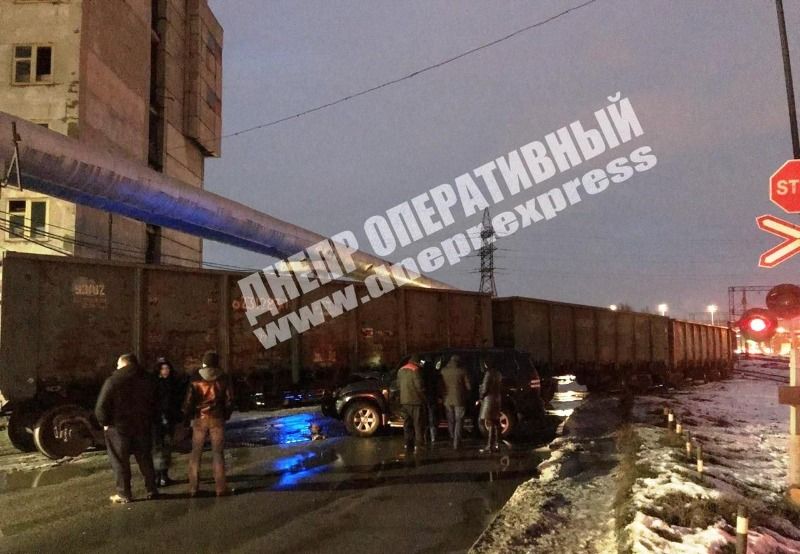 В Днепре автомобиль влетел в поезд: подробности. Новости Днепра