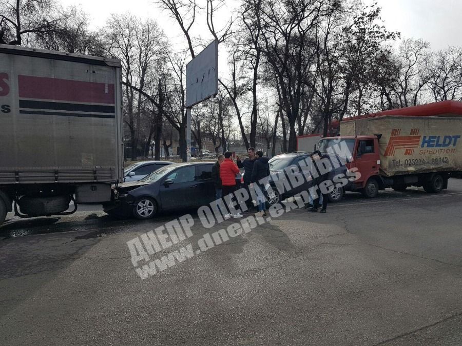 Масштабное ДТП в Днепре: столкнулись фура, грузовик и 2 легковых авто. Новости Днепра