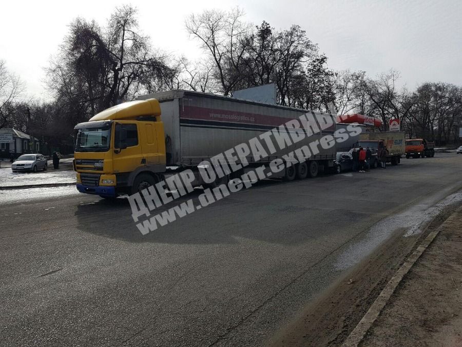 Масштабное ДТП в Днепре: столкнулись фура, грузовик и 2 легковых авто. Новости Днепра