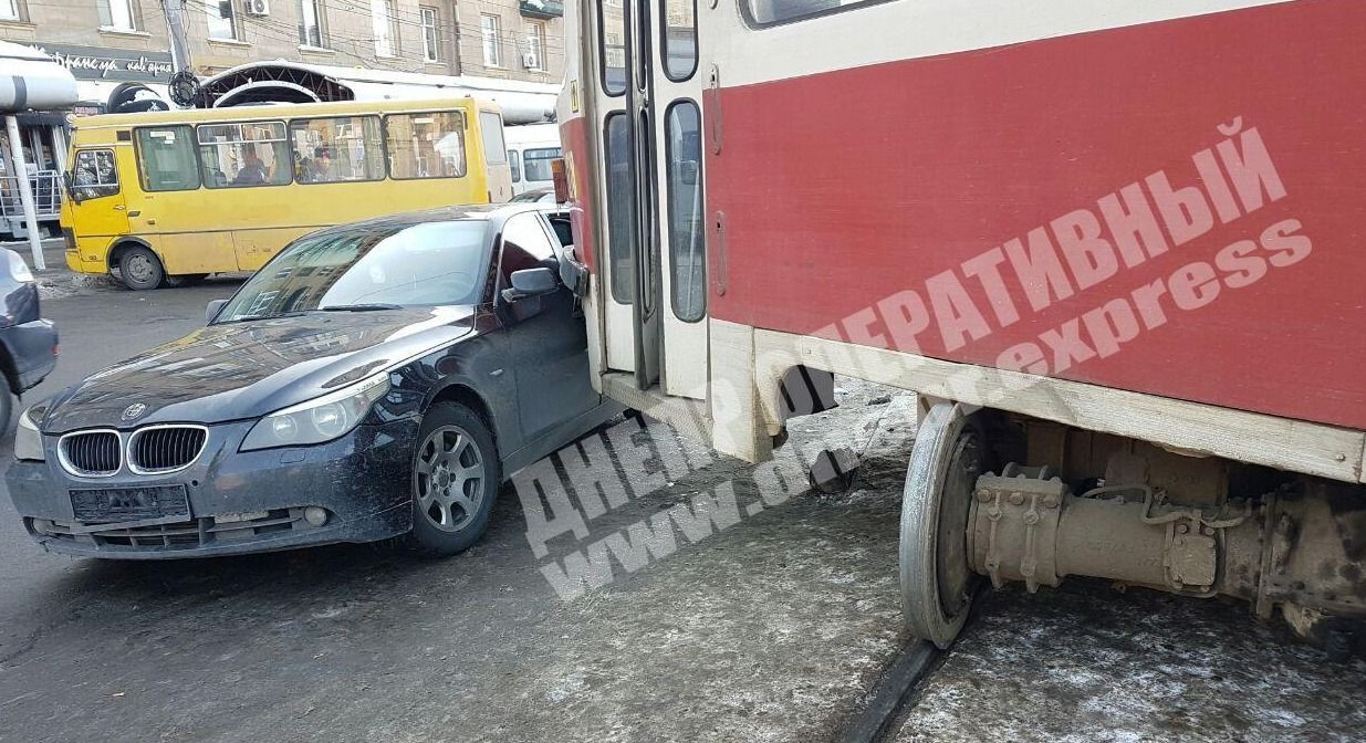 В Днепре трамвай сошел с рельс и врезался в авто: момент ДТП попал на видео. Новости Днепра