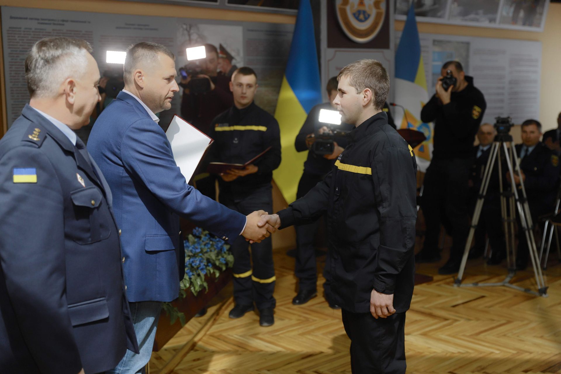 Филатов наградил спасателей за тушение пожара. Новости Днепра