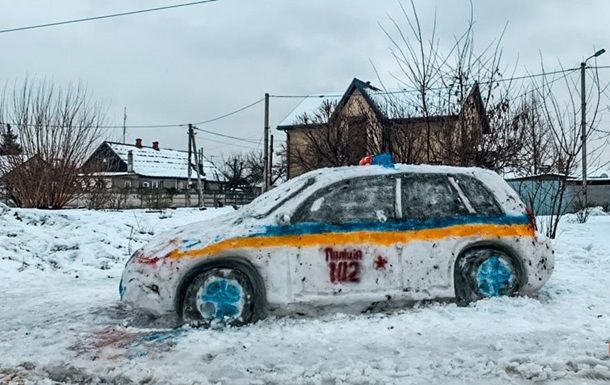 Полицейская машина из снега в Днепре: реакция патрульных и новый «креатив» авторов. Новости Днепра