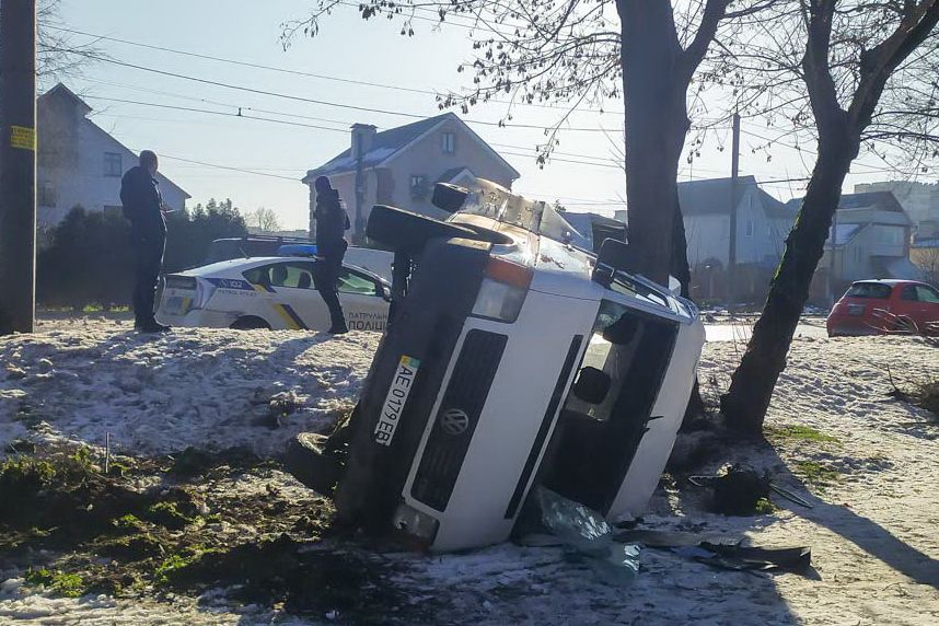 В Днепре авто перевернулось и влетело в дерево: есть пострадавшая. Новости Днепра