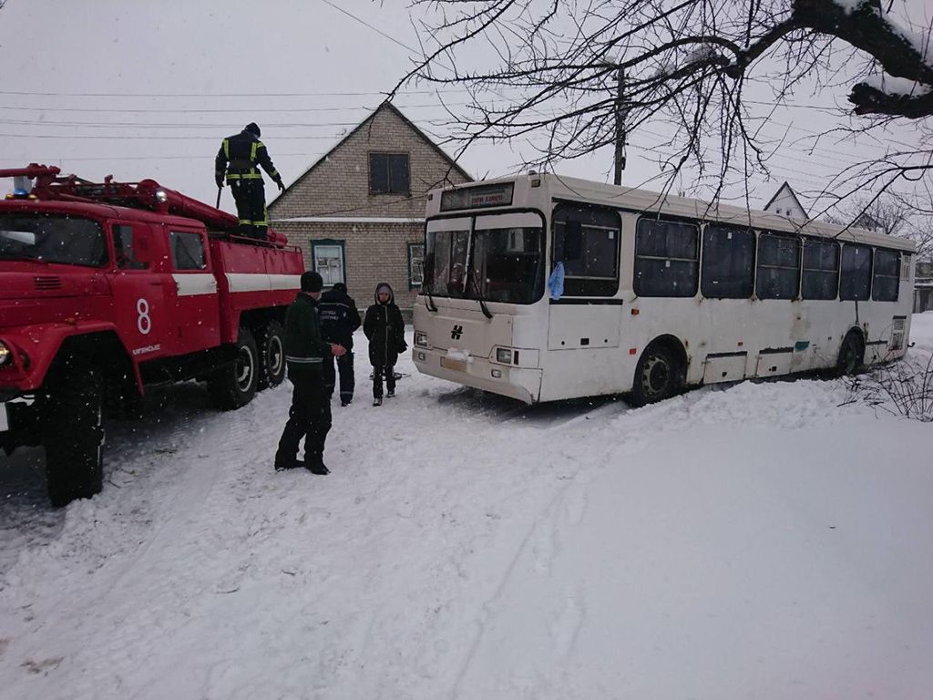 В Днепропетровской области автобус застрял в сугробе. Новости Днепра