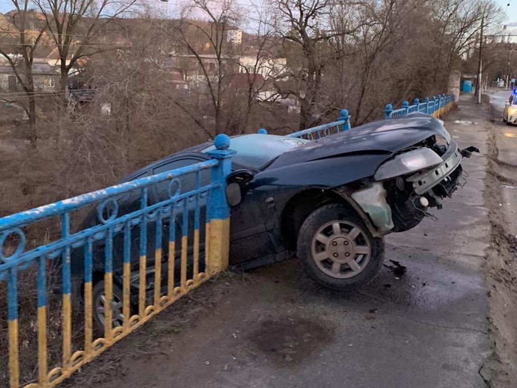 В Кривом Роге авто чуть не слетело с моста. Новости Днепра