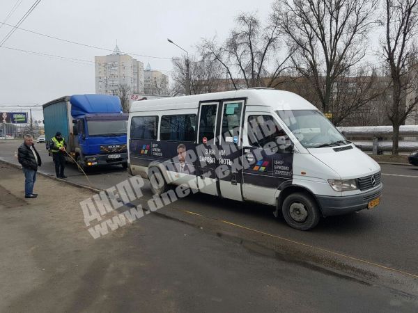 В Днепре грузовик врезался в маршрутку. Новости Днепра