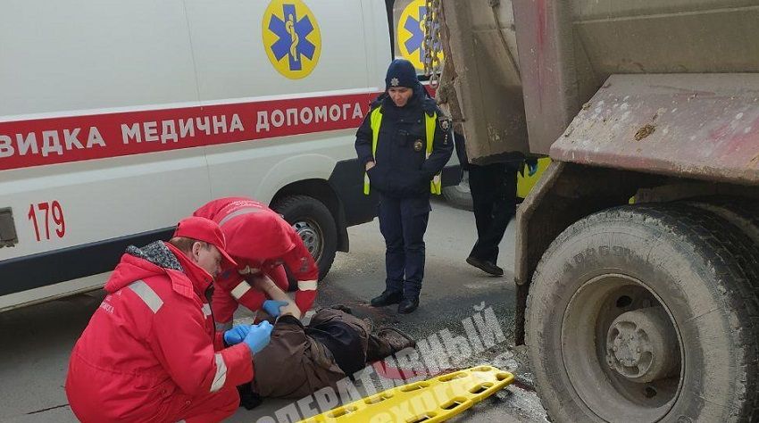 Видео момента ДТП: грузовик переехал мужчину. Новости Днепра