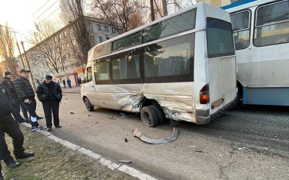 Появилось видео ДТП с авто, маршруткой и троллейбусом в Днепре. Новости Днепра