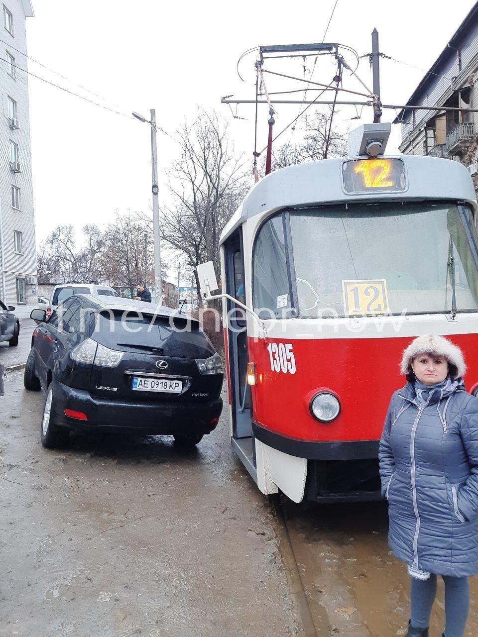 «Мастер парковки»: в Днепре автохам заблокировал трамваи. Новости Днепра