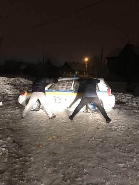 В Днепре из снега слепили полицейскую машину. Новости Днепра
