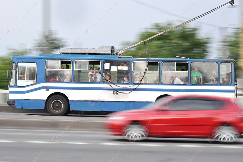 «Душ за 6 гривен»: в Днепре в троллейбусе «пошел дождь». Новости Днепра