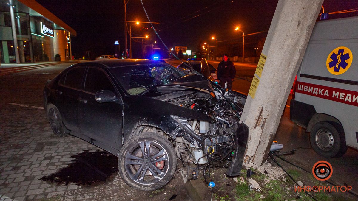 В Днепре автомобиль влетел в столб. Новости Днепра