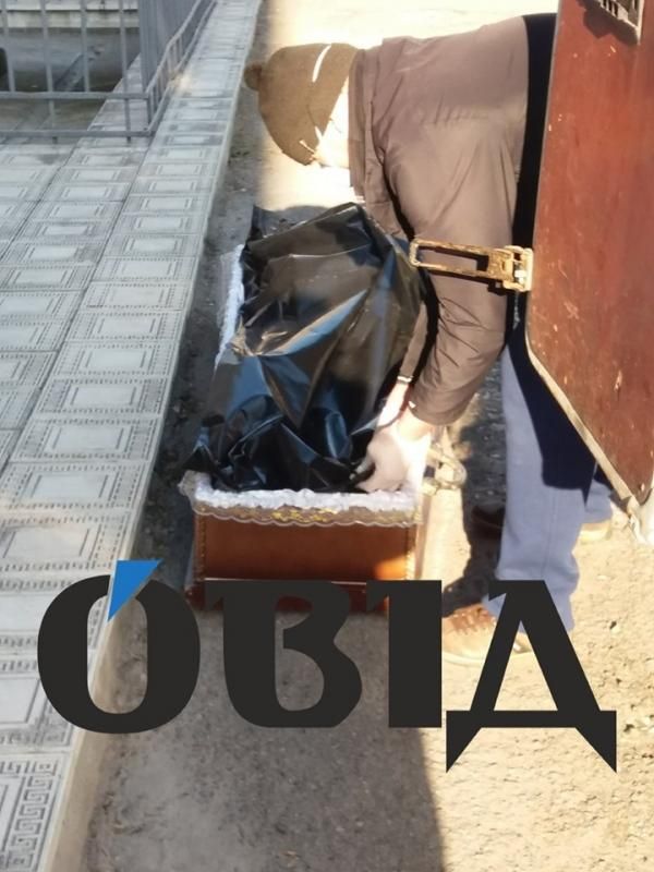 «Пакет с телом тянули по земле»: как в Украине хоронят жертв коронавируса. Новости Украины