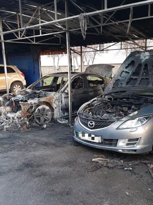 Под Днепром горели 5 авто: видео момента поджога. Новости Днепра